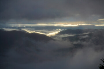 Obraz premium Sea of clouds between mountain ridges at dawn in Hokkaido Japan, as layers of mist roll through the mountain valleys of Hokkaido, Japan