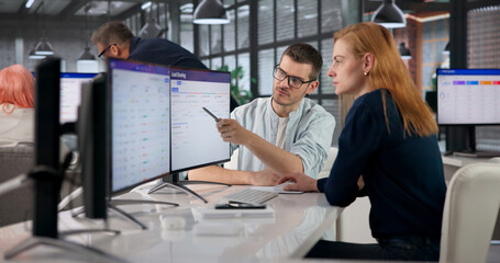 Obraz premium Sales Manager Analyzes Automated Sales Funnel And Scoring Dashboard