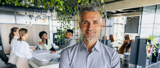 Naklejka premium Veteran consultant providing insights to collaborative team with assurance