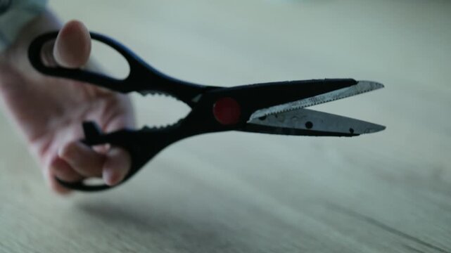 I open and close the scissors