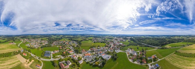 Luftbild des Ortes Ruderting im Dreiburgenland im südöstlichen Bayerischen Wald im Spätsommer © ARochau
