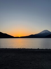 Fototapeta premium Fujisan and sunset over the lake