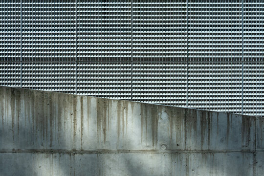 Fa&ccedil;ade moderne avec grille m&eacute;tallique et mur en b&eacute;ton brut