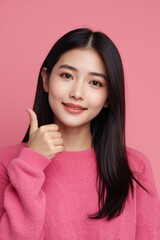 Fototapeta premium woman showing thumbs up