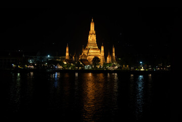 Naklejka premium Wat Arun, also known as the Temple of Dawn, stands on the Chao Phraya River in Bangkok, Thailand