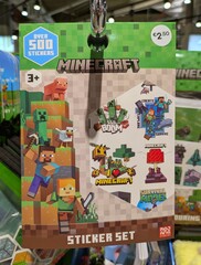 Fototapeta premium Pegatinas del videojuego Minecraft en tienda Primark en Madrid, España, 6 de marzo de 2026 
