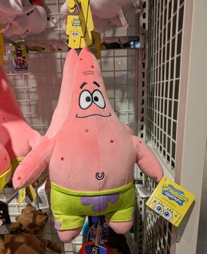 Expositor con mu&ntilde;eco de peluche de Patrick Star de Nickelodeon SpongeBob SquarePants en tienda Primark en Madrid, Espa&ntilde;a, 6 de marzo de 2026