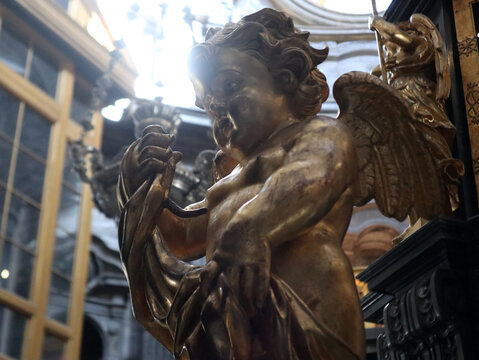 Statua di angelo dorato situato all'interno della Cappella della Sacra Sindone a Torino