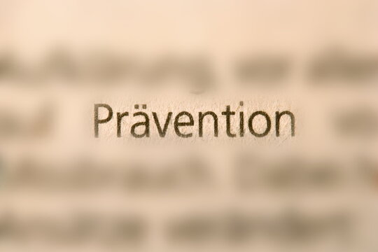 Der Begriff " Pr&auml;vention " in der Zeitung gedruckt und durch Umgebungsunsch&auml;rfe betont