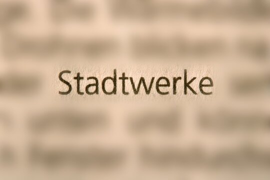 Der Begriff " Stadtwerke " in der Zeitung gedruckt und durch Umgebungsunsch&auml;rfe betont