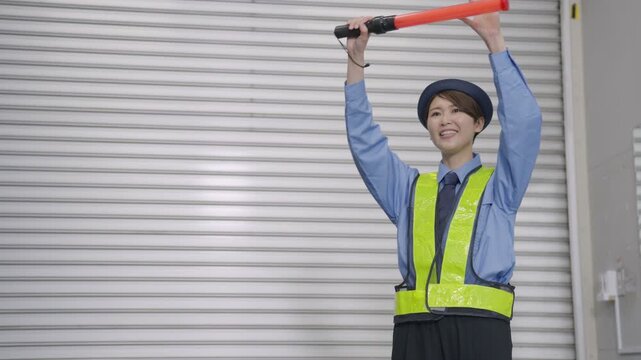 誘導する女性警備員