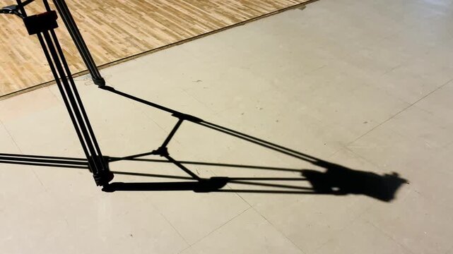 ステージ裏ポツンと置かれたカメラの三脚のある風景