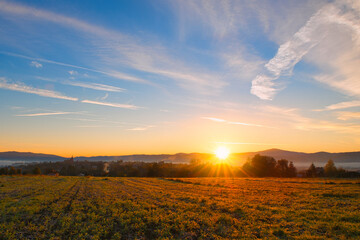 wschód słońca nad wiejskim krajobrazem z rozległą górską panoramą  © piotr