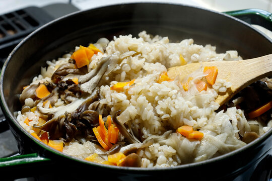 炊きあがった舞茸とニンジンの炊きこみご飯