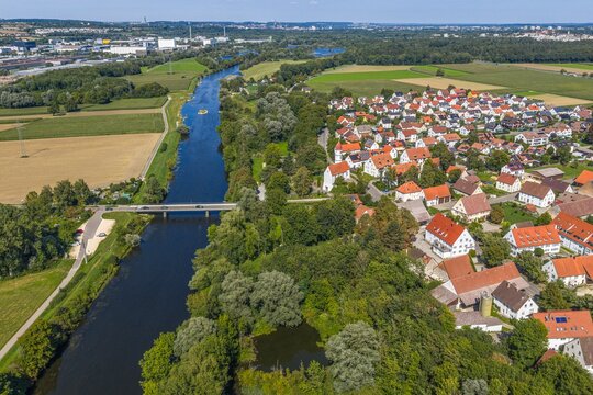 Luftbild des Ulmer Stadtteils G&ouml;gglingen-Donaustetten an der Donau im Sommer
