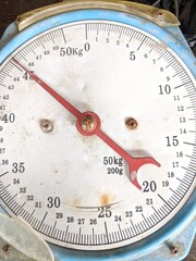 Naklejka premium Close-up of old mechanical scale dial.