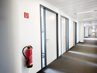 Feuerlöscher in Bürogebäude
