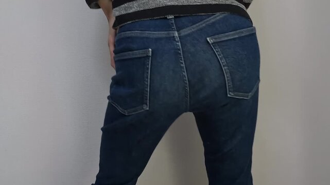 Shake butts and spank one&rsquo;s own butts