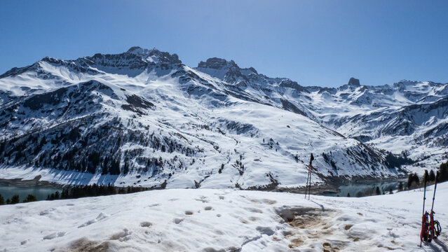 beaufortain recouvert de neige avec Pierra Menta, br&ecirc;che de parozan