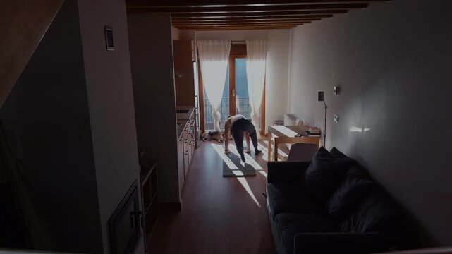 Man doing functional training at home with dog indoor fitness scene
Functional home workout routine with natural light and minimal interior. Active lifestyle and wellbeing concept.