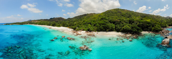 Fototapeta premium Serene tropical paradise at Baie Sainte Anne in Seychelles on a sunny day