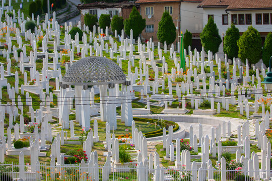 Kovači Martyrs' Cemetery (Sarajevo): Within walking distance of Ba&scaron;čar&scaron;ija. It contains the tomb of Alija Izetbegović, the first President of Bosnia, and the graves of soldiers and civilians who died 