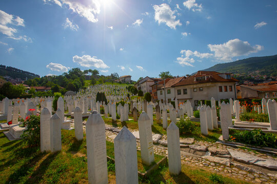 Kovači Martyrs' Cemetery (Sarajevo): Within walking distance of Ba&scaron;čar&scaron;ija. It contains the tomb of Alija Izetbegović, the first President of Bosnia, and the graves of soldiers and civilians who died 