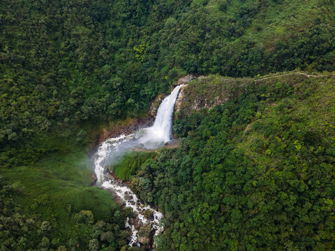 Panorama general de la cascada salto del buey en la Ceja Antioquia