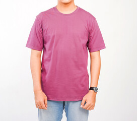 Obraz premium The body of a man wearing a plain purple t-shirt and blue jeans, with both hands at his sides, and a white background.
