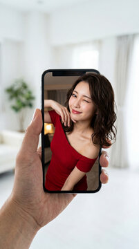 画面から飛び出して誘惑するセクシーな女性