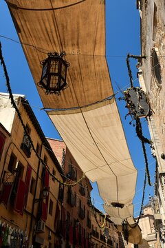 Toiles prot&eacute;geant les rues de Tol&egrave;de du soleil en &eacute;t&eacute;