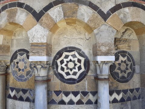 Dettaglio dell'abside della Chiesa della Santissima Annunziata dei Catalani a Messina, decorato con archi, colonne e pietre policrome.