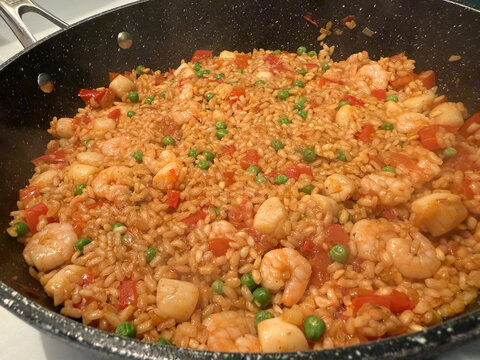 Une paella aux fruits de mer 