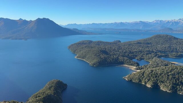 Vista del Lago Nahuel Huapi y San Carlos de Bariloche desde la ladera del Cerro Lopez. Patagonia, Argentina. 