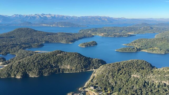 Vista del Lago Nahuel Huapi y San Carlos de Bariloche desde la ladera del Cerro Lopez. Patagonia, Argentina. 