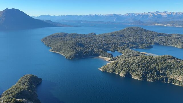 Vista del Lago Nahuel Huapi y San Carlos de Bariloche desde la ladera del Cerro Lopez. Patagonia, Argentina. 