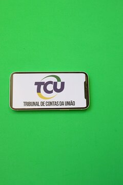 TCU (Tribunal de Contas da Uni&atilde;o) logo on a smartphone screen. Logo do TCU. 