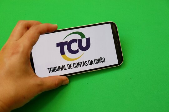 TCU (Tribunal de Contas da Uni&atilde;o) logo on a smartphone screen. Logo do TCU. 