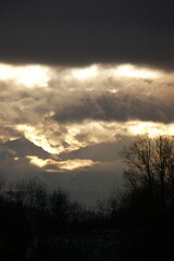 Obraz premium Sunset in the mountains on a cloudy day.