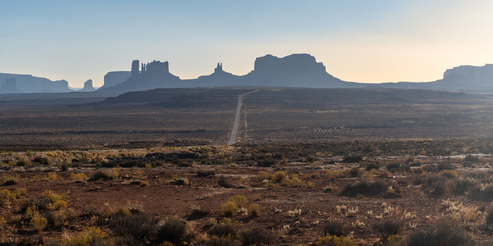 Monument Valley (Navajo: Ts&eacute; Biiʼ Ndzisgaii). Viewpoint of Rock formations: Eagle Mesa, Brighams Tomb, King-on-his-Throne, Stagecoach, Bear and Rabbit Summit. Near Forest Gump Point.