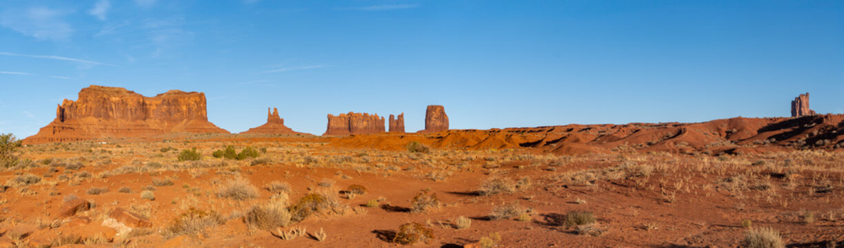 Monument Valley (Navajo: Ts&eacute; Biiʼ Ndzisgaii). Viewpoint of Rock formations: Eagle Mesa, Brighams Tomb, King-on-his-Throne, Stagecoach, Bear and Rabbit Summit. Near Forest Gump Point.