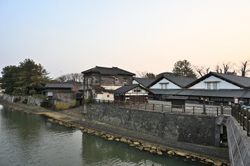 Obraz premium 山居倉庫と新井田川と夕焼けの風景（山形県酒田市）