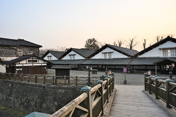 Obraz premium 山居倉庫と新井田川にかかる桟橋の風景（山形県酒田市）