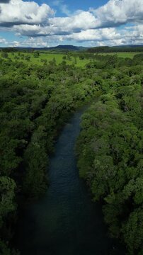 Vista arroyo Cu&ntilde;a Piru desde un drone en Ruiz de Montoya, Misiones, Argentina
