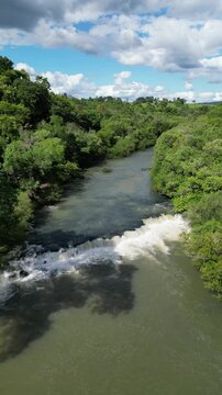 Vista salto arroyo Cu&ntilde;a Piru desde un drone en Ruiz de Montoya, Misiones, Argentina