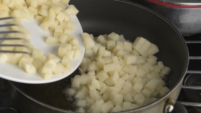 preparacion d epapas fritas en aceite cortadas en cubos peque&ntilde;os para complementar carnes ensaladas o pollo en comidas caseras y de restaurant.
