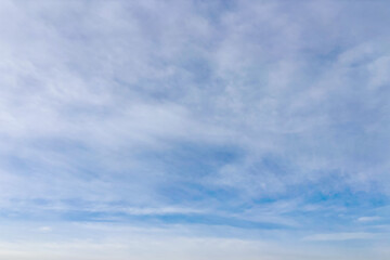 Fototapeta premium 淡い青空に静かに流れる早朝の白い雲
