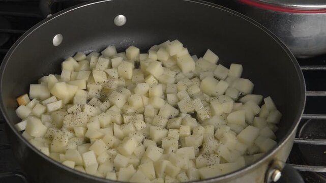 preparacion d epapas fritas en aceite cortadas en cubos peque&ntilde;os para complementar carnes ensaladas o pollo en comidas caseras y de restaurant.