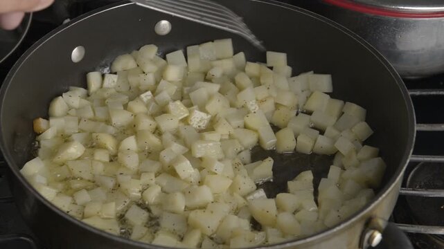 preparacion d epapas fritas en aceite cortadas en cubos peque&ntilde;os para complementar carnes ensaladas o pollo en comidas caseras y de restaurant.
