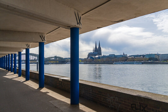 Am Rheinufer in K&ouml;ln-Deutz mit Blick auf den Dom